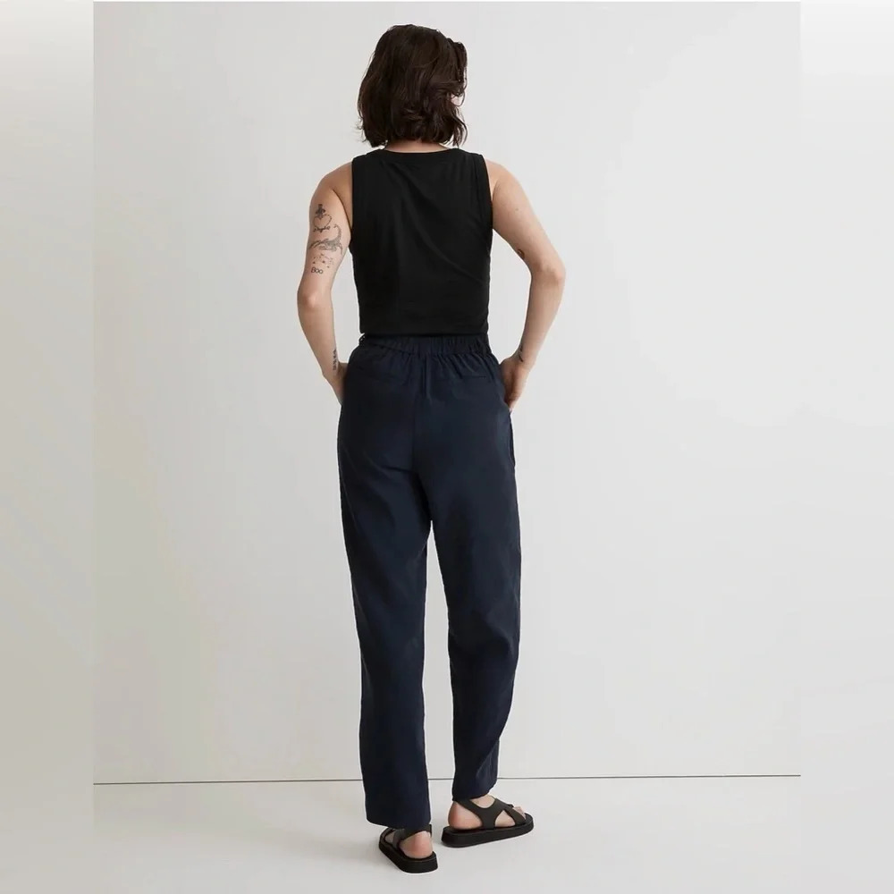Madewell The Tailored Tapered Pant in Softdrape NWT
Navy 
Size 2 - Picture 2 of 8
